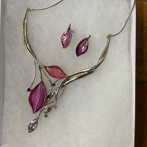 Pretty pink and silver necklace and earrings 🌺💎